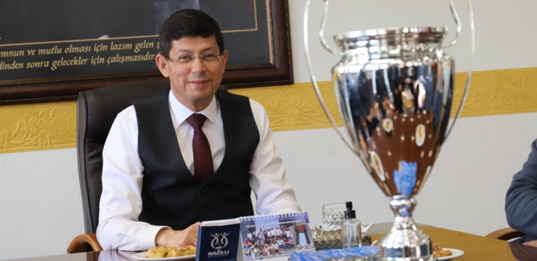 Şampiyon Nazilli Belediyespor Voleybol Takımı, kupayı Başkan Özcan’a teslim etti