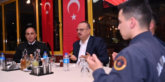 Vali Canbolat, Mehmetçikle iftar yaptı
