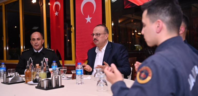 Vali Canbolat, Mehmetçikle iftar yaptı