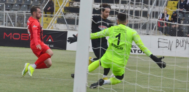 Siyah İnciler, kendi evinde kayıp!