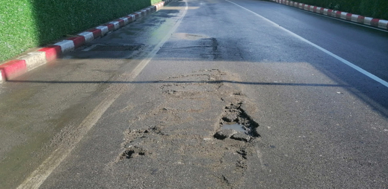 Albay İbrahim Karaoğlanoğlu asfaltı, Nisan yağmurlarına dayanamadı!