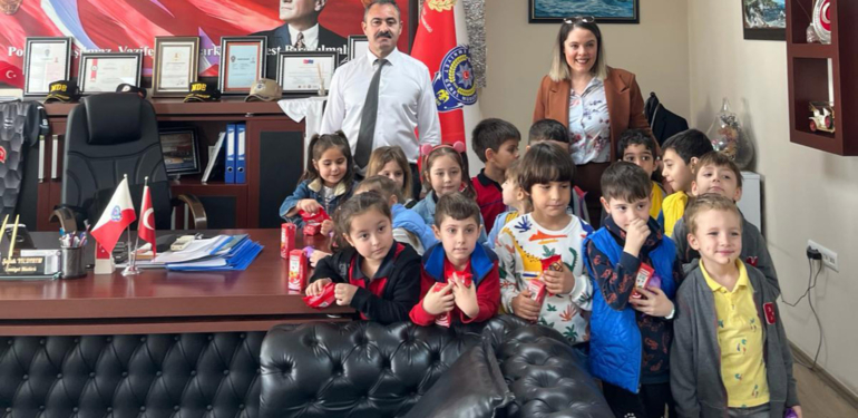 Çocuklar, polis amcalarını ziyaret etti!