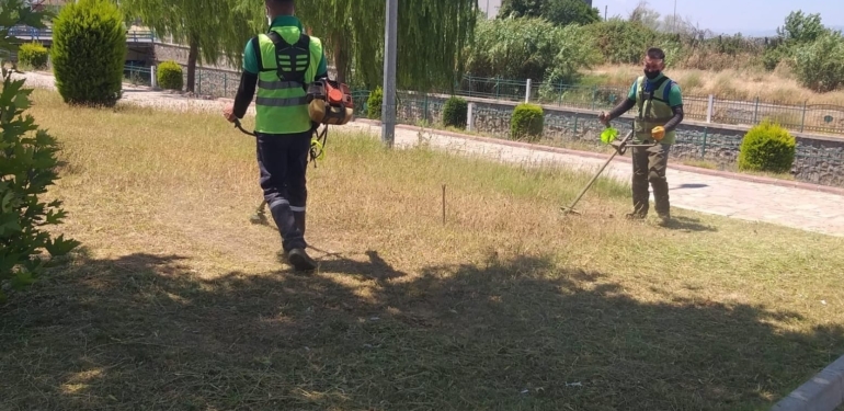 Belediye ekiplerinin çalışmalarıyla yeşil alanlar daha ferah! 