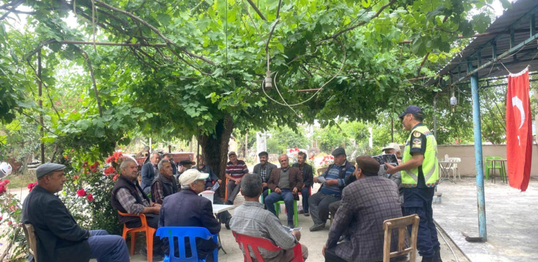 Jandarma’dan traktör sürücülerine ROPS ve Reflektör eğitimi!