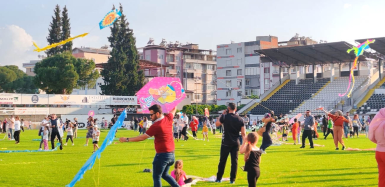“Nazilli Uçurtma Şenliği” stada sığmadı!
