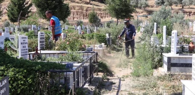 Belediye ekipleri tüm mezarlıklarda bayram temizliği başlattı!