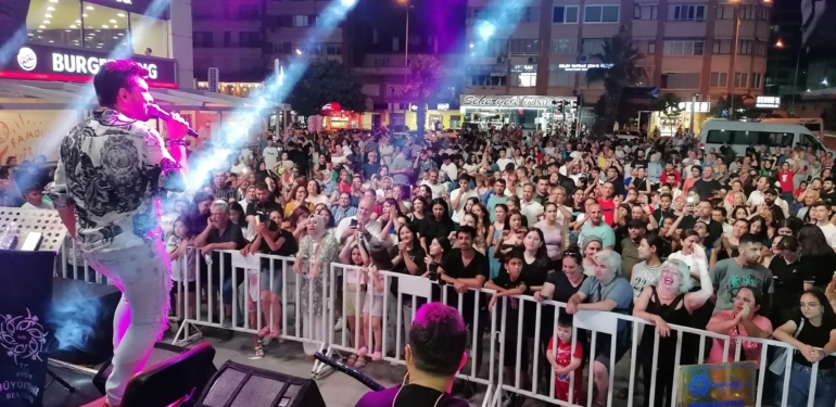 Nazilli, Belediye Meydanı’ndaki Büyükşehirin konseri ile coştu!