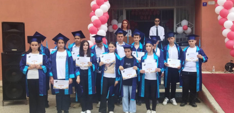 Kaymakam Arısoy, öğrencilerin karne sevincine ortak oldu!