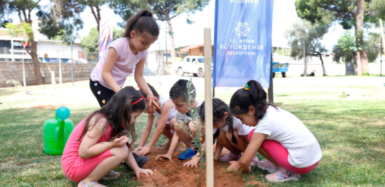 Minikler ‘Çevre Haftası’nda fidan dikti, defile düzenledi!