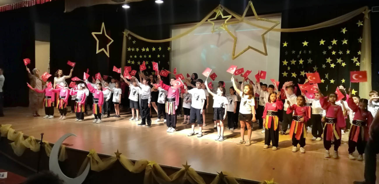 Kafa Eğitim Kurumları’ndan ‘Atatürk’ temalı yıl sonu gösterisi