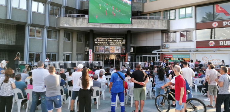 Millilerimizin galibiyet coşkusu Belediye Meydanı’nda yankılandı!