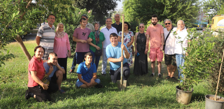 Başkan Tetik, otizmli çocuklarla birlikte fidan dikti!