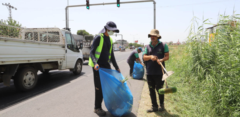 Otlar biçildi, çöpler temizlendi… Karayolu pırıl pırıl oldu!