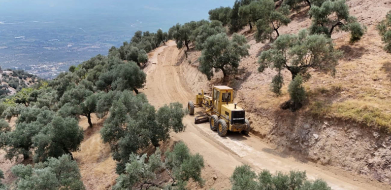 “Kırsal mahallelerimizde de yol çalışmaları gerçekleştiriyoruz.”
