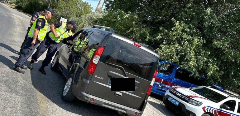 Trafik Jandarması, kent genelinde trafik denetimleri gerçekleştirdi!
