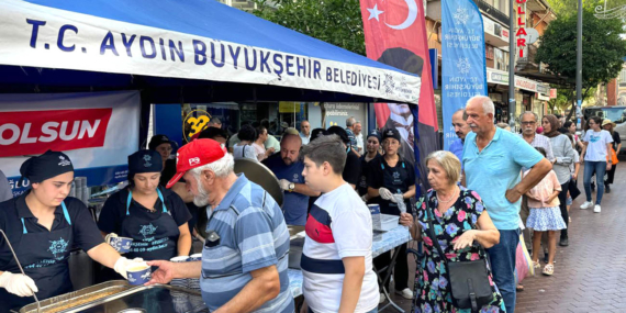 Büyükşehir Belediyesi’nden Uzunçarşı’da ‘Aşure’ ikramı!