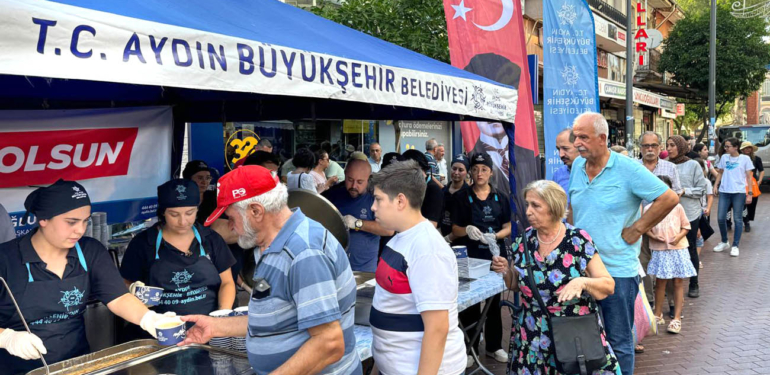 Büyükşehir Belediyesi’nden Uzunçarşı’da ‘Aşure’ ikramı!