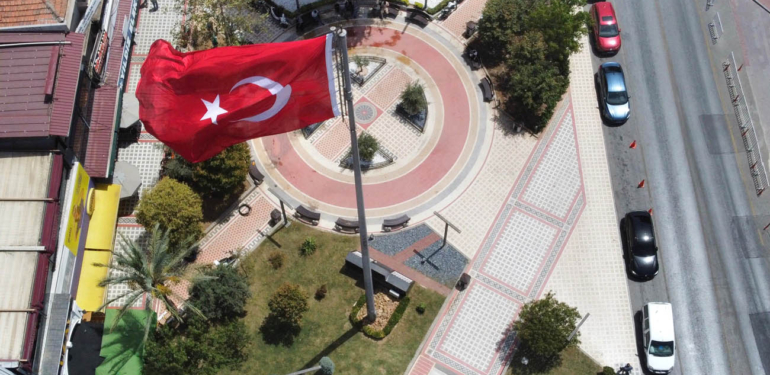 Park Bahçeler ekiplerinden Belediye Meydanı’na sihirli dokunuş!