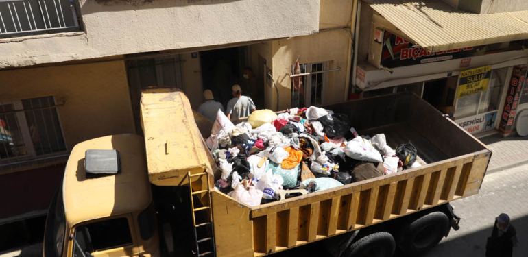 Turan Mahallesi’ndeki ‘Çöp Ev’den 7 kamyon atık çıkartıldı!