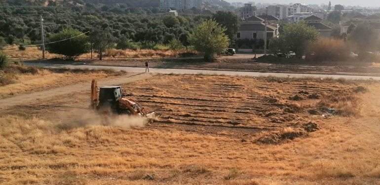 Kuru otlarla kaplı araziyi ters-düz ettiler!