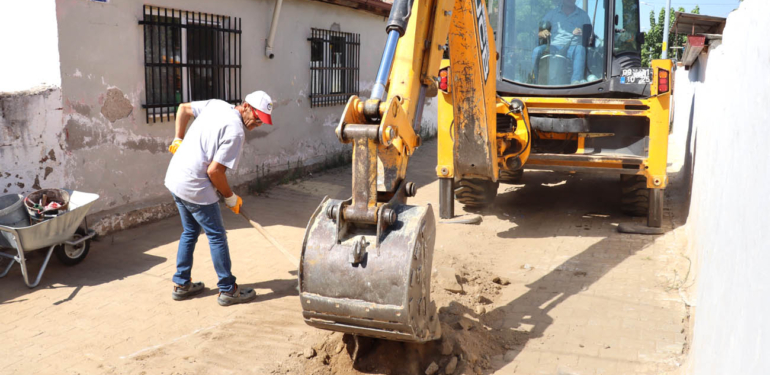 İstiklal Mahallesi’nde iki sokakta yol yenileme çalışmaları başladı!
