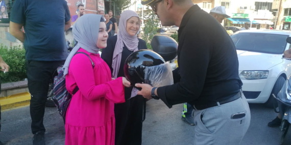 Trafiğe kasksız çıkan motosikletlilere ‘kask’ sürprizi!