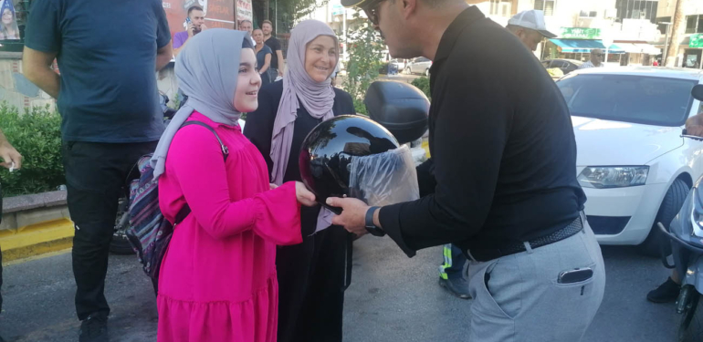 Trafiğe kasksız çıkan motosikletlilere ‘kask’ sürprizi!