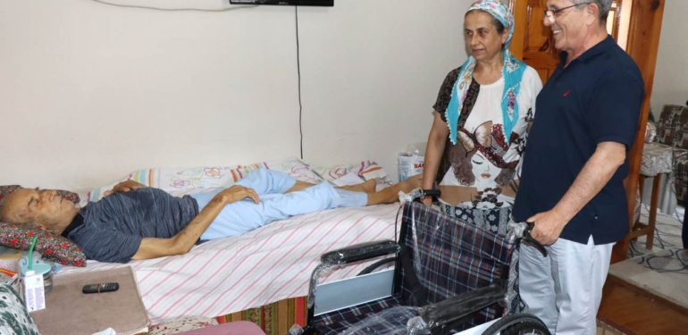 Yatalak babasına sandalye istedi, Başkan Tetik elleriyle teslim etti!