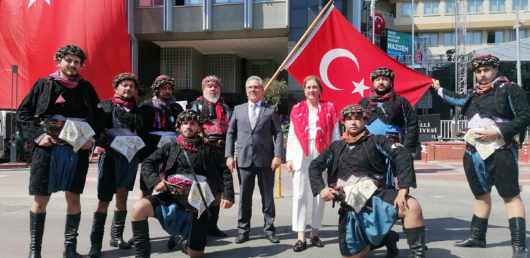 Belediye Meydanı’nda 102. yıl coşkusu!