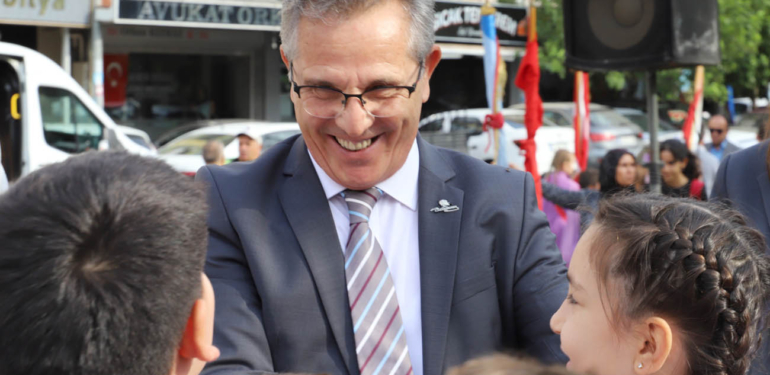 Başkan Tetik’e minik öğrencilerden sevgi seli!