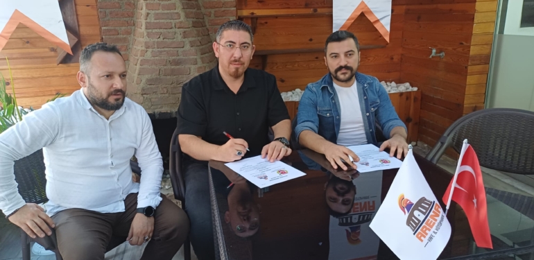 Arena Kafe & Kütüphane’den basın mensuplarına destek