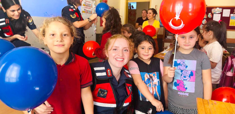 Jandarma 11 Ekim’i Kuyucaklı kız öğrencilerle kutladı!
