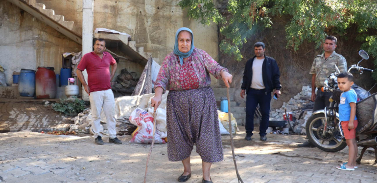 Engelli yaşlı çiftin yolları yenilendi!