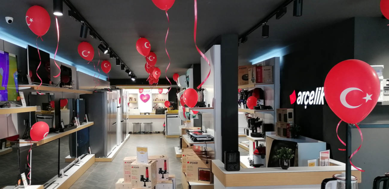 Çam Mobilya Arçelik Bayii, bayraklarla süslendi!