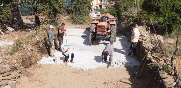 Minik ayaklar çamurlanmasın diye imece usülü yol yaptılar!..