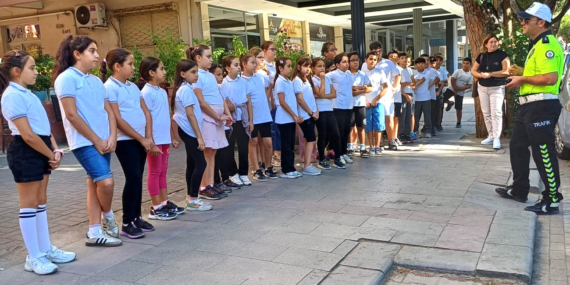 Öğrencilere ve sürücülere yaya geçidinin önemi anlatıldı!