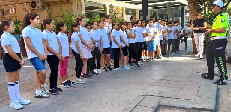 Öğrencilere ve sürücülere yaya geçidinin önemi anlatıldı!