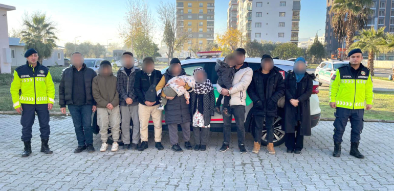Şüphe üzerine durdurulan araçtan 10 göçmen çıktı!