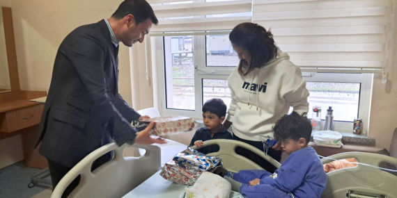 Başhekim Akkaya’dan küçüklere ‘yeni yıl’ sürprizi!