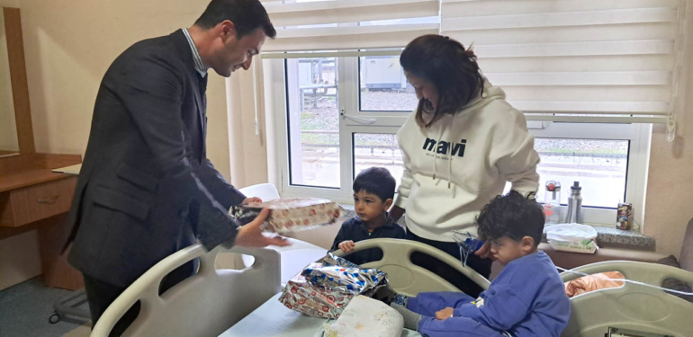 Başhekim Akkaya’dan küçüklere ‘yeni yıl’ sürprizi!