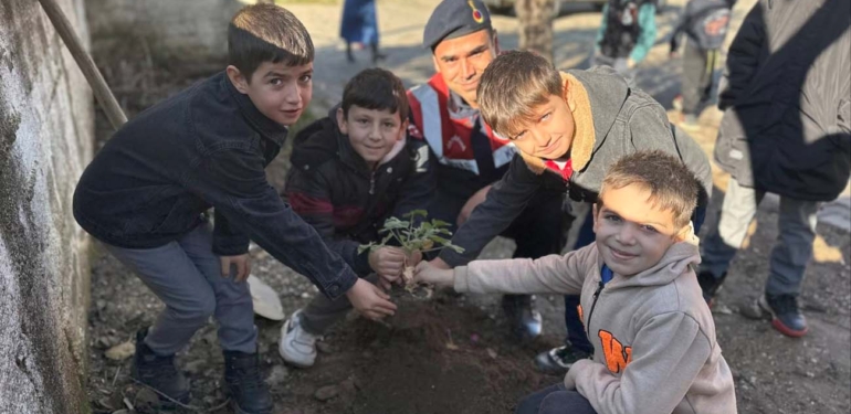 Öğrenciler, jandarma ile birlikte çiçek fidesi diktiler!