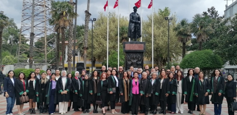 ‘Avukatlar Günü’ İstasyon Meydanı’nda kutlandı!