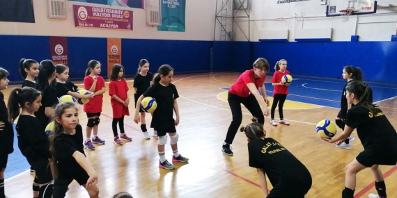 Küçük voleybolcuların büyük öğretmeni: ‘Jelena Yalçın’