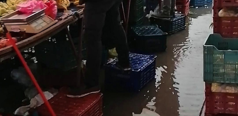 Yağmur bastırdı, Kıbrıs Caddesi yine sular altında!