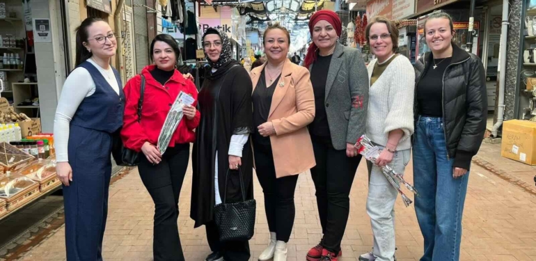 KGK Başkanı Akbaş ve yönetimi, 8 Mart’ı karanfillerle kutladı