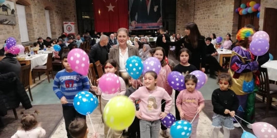 Devlet Ana, yetim ve öksüz çocukları iftarda ağırladı