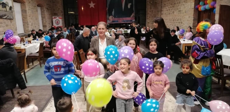 Devlet Ana, yetim ve öksüz çocukları iftarda ağırladı