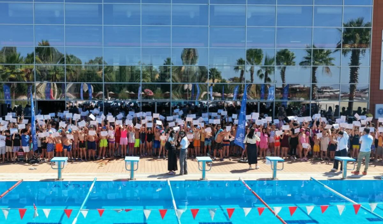 Büyükşehir’in yaz etkinliklerinde 1000 çocuk yüzme öğrendi