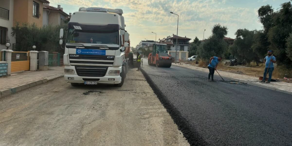 Büyükşehir’in 17 ilçedeki eş zamanlı yol hamlesi sürüyor