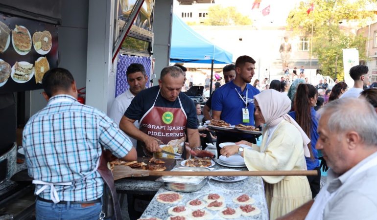 NTO ‘Tanıtım Aracı’ Buharkent’te lezzet rüzgarı estirdi!